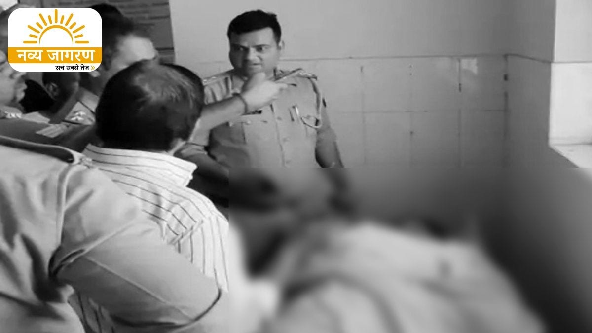 कमरे में फंदे से लटका मिला शव, दरवाजा तोड़कर अंदर पहुंचे परिजन