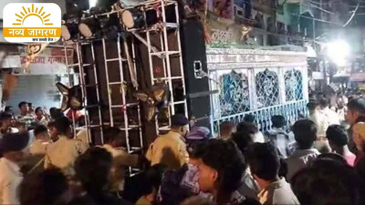 बीच रास्ते में रुकी विसर्जन यात्रा, DSP ने खुद ट्रैक्टर चलाकर करवाया मूर्ति विसर्जन