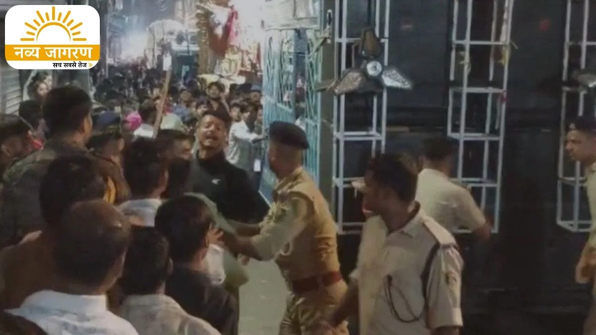 बीच रास्ते में रुकी विसर्जन यात्रा, DSP ने खुद ट्रैक्टर चलाकर करवाया मूर्ति विसर्जन