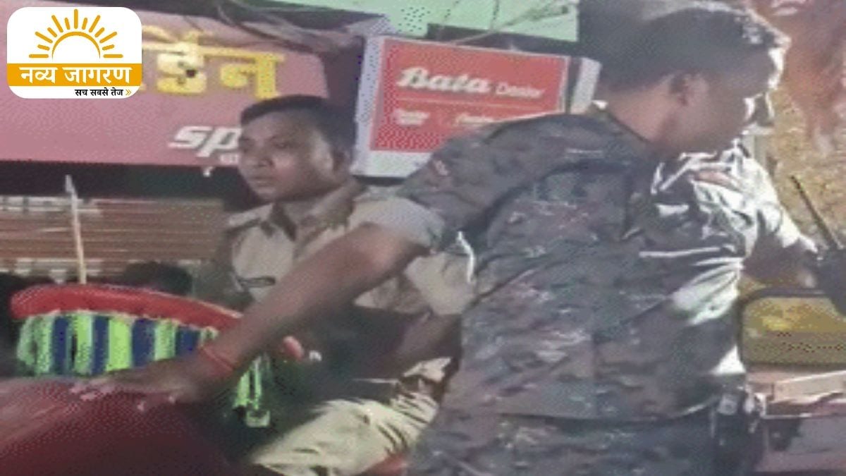बीच रास्ते में रुकी विसर्जन यात्रा, DSP ने खुद ट्रैक्टर चलाकर करवाया मूर्ति विसर्जन