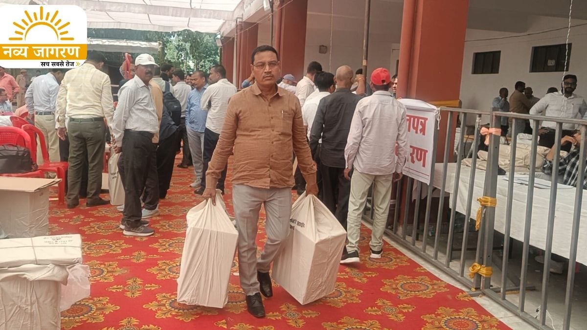 17 जिलों के 54,303 शिक्षक करेंगे मतदान, गोरखपुर में 18 पोलिंग पार्टियां रवाना