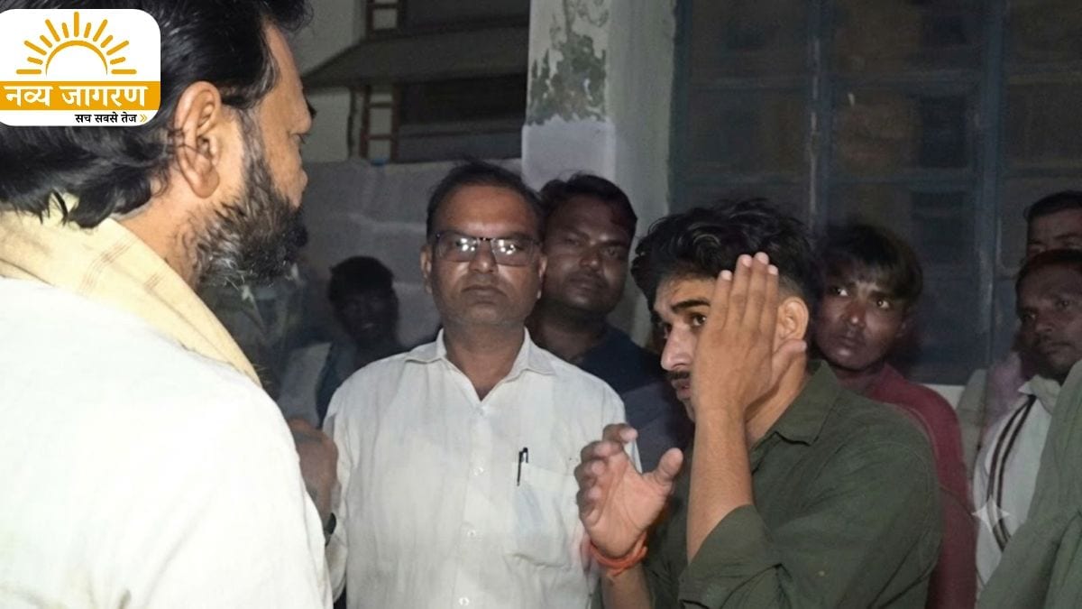 गोदाम बंद होने के बाद भी पिकअप पर लादी जा रही थीं बीज की बोरियां, वीडियो वायरल