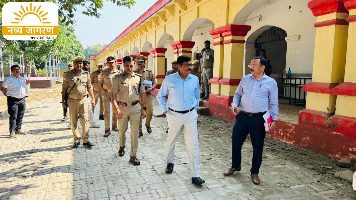 मतदान केंद्रों का मंडलायुक्त और डीआईजी ने किया निरीक्षण, दिए आवश्यक निर्देश