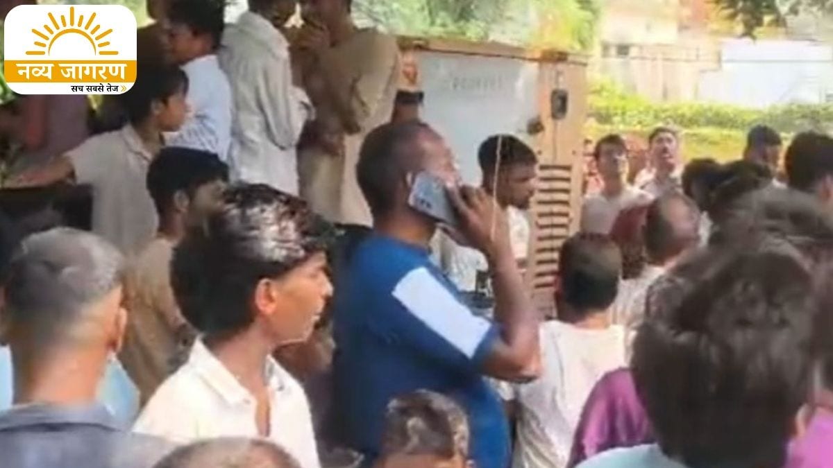 प्रेमी से शादी की जिद पर मोबाइल टावर पर चढ़ी युवती, दो घंटे की मशक्कत के बाद पुलिस ने सुरक्षित उतारा