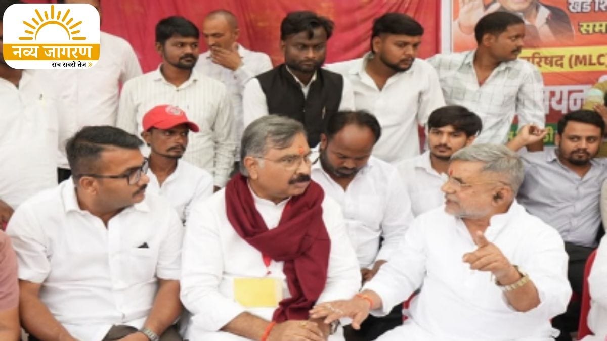 एक साथ बैठे नजर आए डॉ. संजयन त्रिपाठी और देवेंद्र प्रताप सिंह, "अखिलेश यादव जिंदाबाद" के लगे नारे