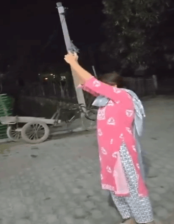 बच्चों के हाथ में दिखी रिवॉल्वर, शस्त्र लाइसेंस निरस्त कराने की कार्रवाई करेगी पुलिस