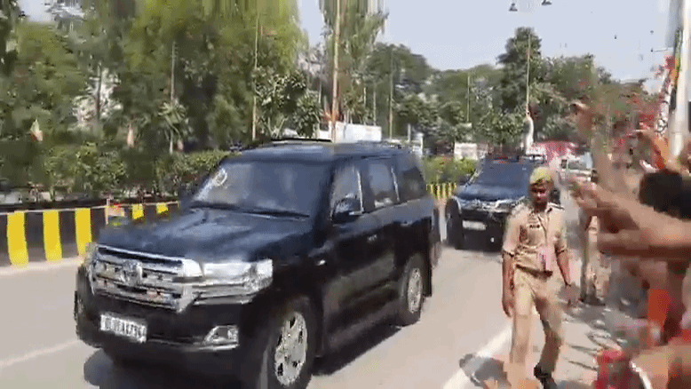 पीएम नरेंद्र मोदी ने देखा एयर शो, पुलिस लाइन से नमो घाट तक किया रोड शो