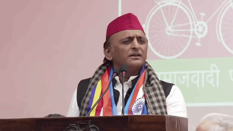 भाजपा के चार नेताओं ने थामा सपा का दामन, पांच महिलाओं को मिली घर की चाबी