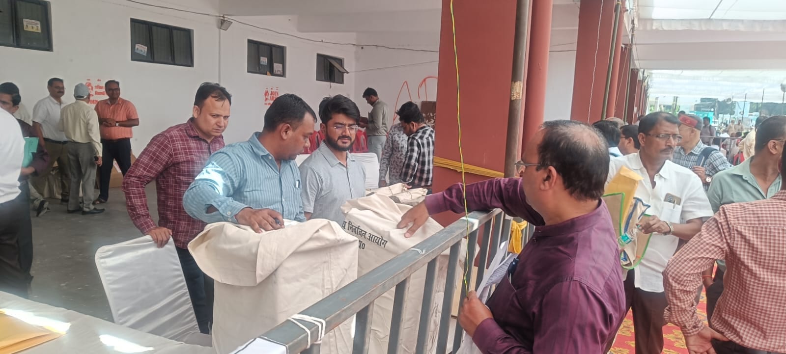 11 सीटों के लिए मतगणना शुरू, सात शहरों में तय होगा 152 प्रत्याशियों का भाग्य